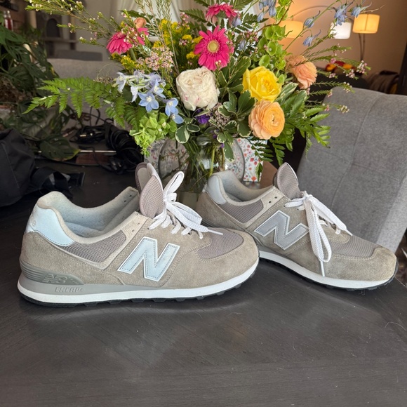 New Balance MENS athletic tennis shoes grey and white classic 574 shoe main image 6